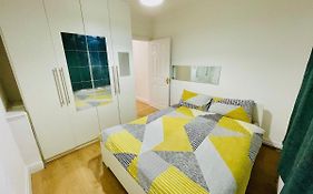 Luxury 2 Bed House With Parking, 5 Min Walk To Station & Ldo